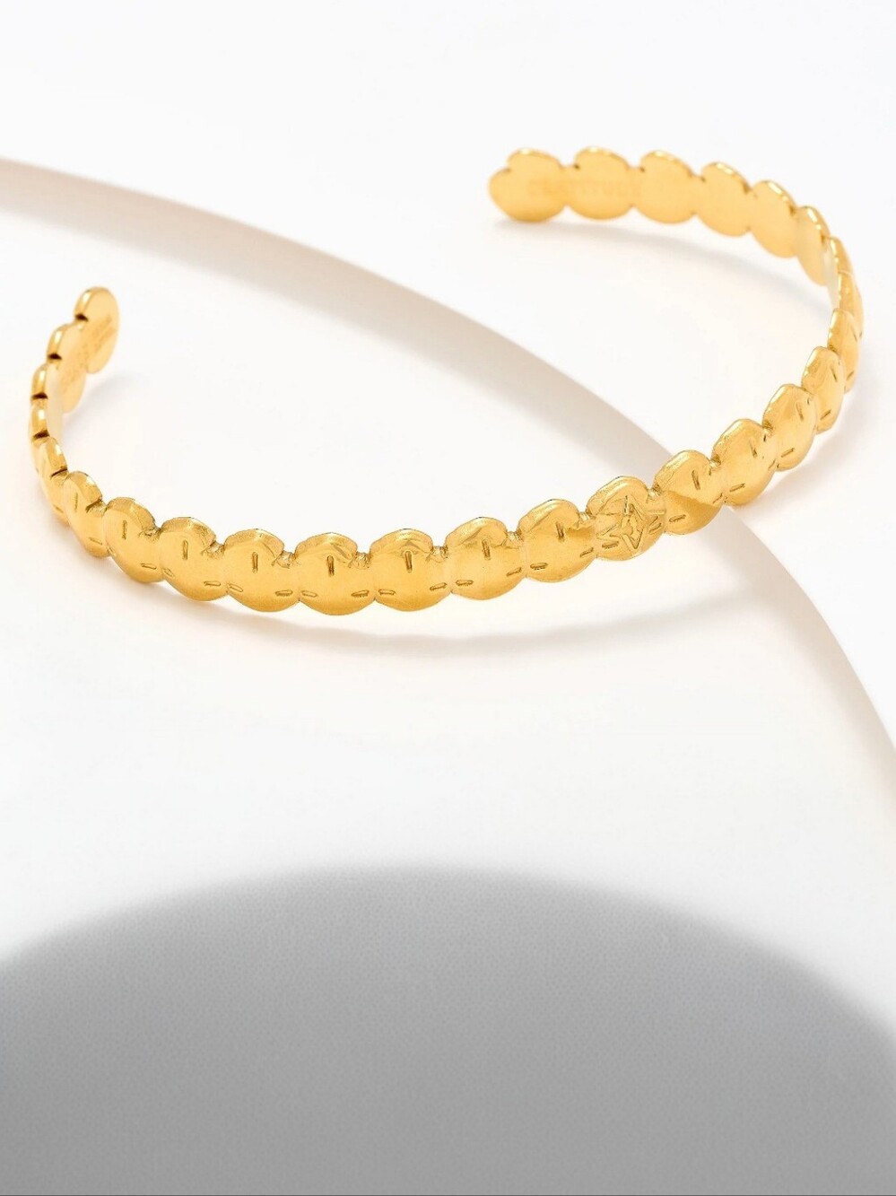 ✨ NIB Valencia Key x Kerstin Lindquist Sand Dollar Cuff Bracelet - Gold ✨